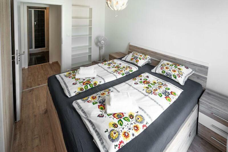 Old Town Luxury Apartment In Heart Of Братислава Экстерьер фото